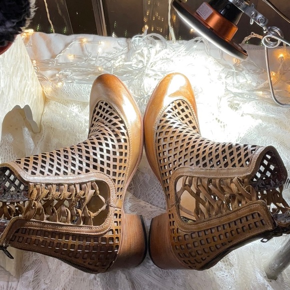 Freebird by Steven. Made in Mexico.  Leather sole.  Size 10.  Lattice pattern. - Picture 5 of 16